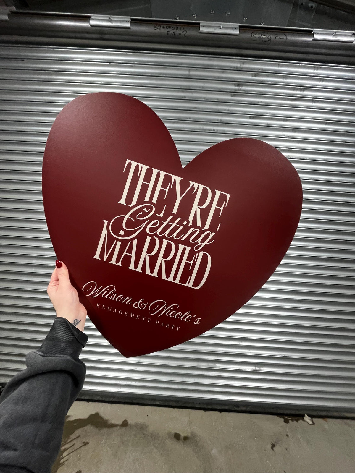 Personalised Engagement Party Welcome Sign – “They’re Getting Married” Heart Board – Elegant Couple Names Sign – Wedding Party Decor