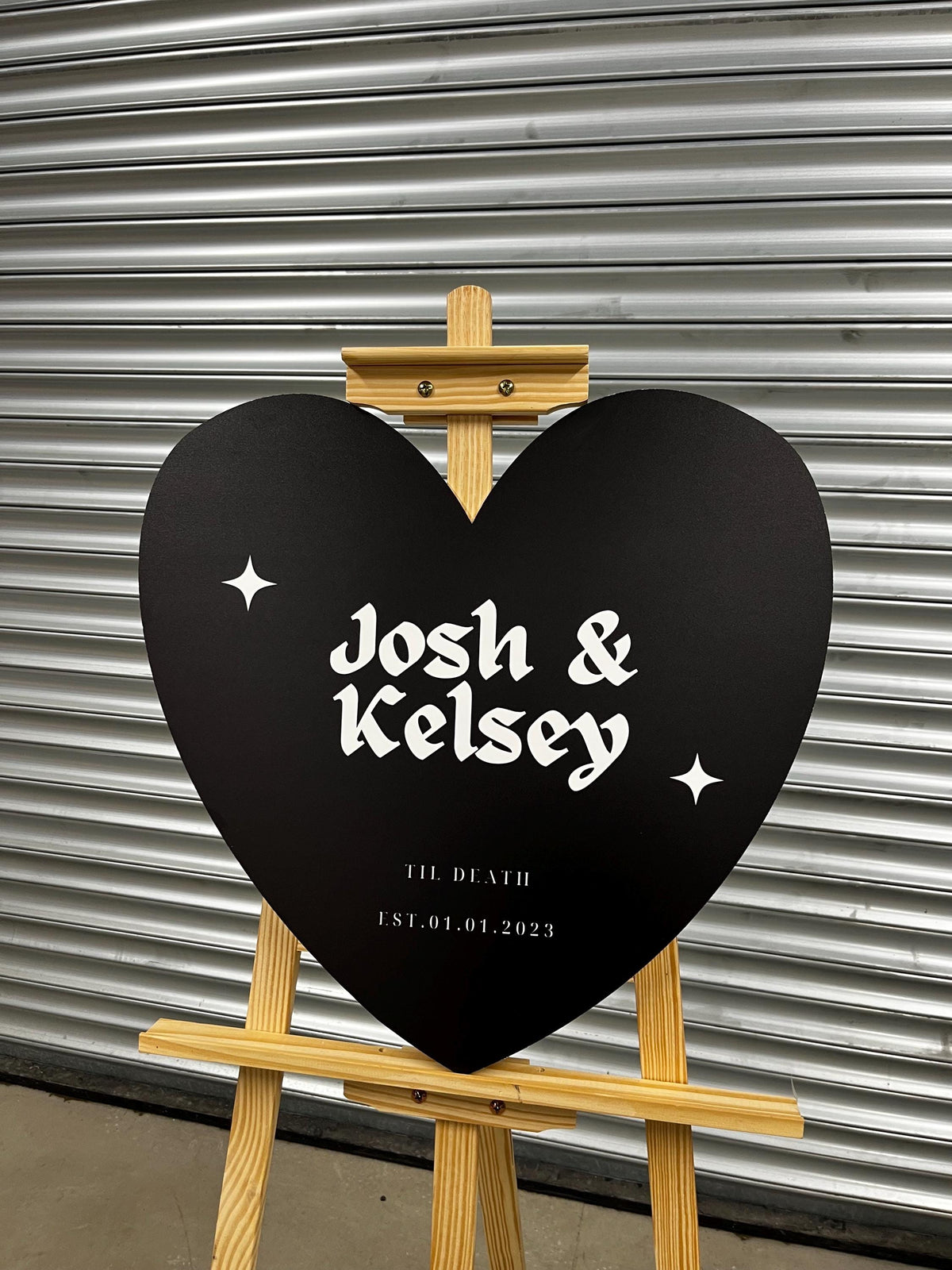Personalised Engagement Party Welcome Sign – Black Heart Couple Names Board – Modern Gothic Wedding Decor – Custom Party Sign