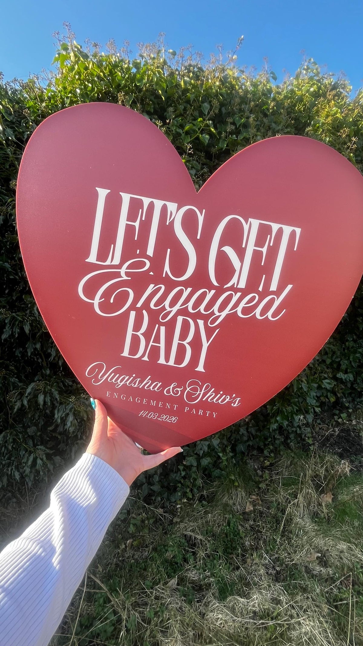 Personalised Engagement Party Welcome Sign – “They’re Getting Married” Heart Board – Elegant Couple Names Sign – Wedding Party Decor